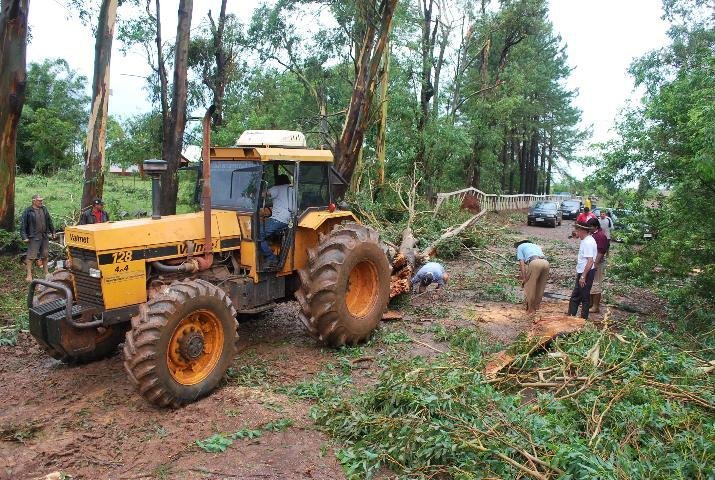 Produtores rurais ajudam a desobstriur estrada em S&atilde;o Borja