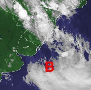 Imagem de sat&eacute;lite das 23h desta ter&ccedil;a-feira mostrava frente fria que trouxe temporais entre o Norte ga&uacute;cho e o Paran&aacute; enquanto o sistema de baixa press&atilde;o que poderia provocar mais vento forte est&aacute; a uma grande dist&acirc;ncia do continente e se afastando a Leste do Rio da Prata. 