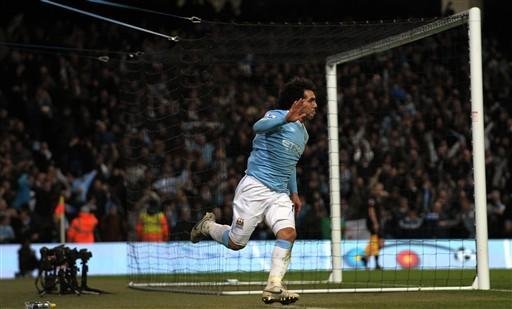 Tevez foi destaque na vit&oacute;ria de 2 a 1 do Manchester City sobre o United