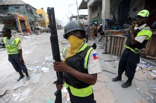 Garota de 15 anos levou tiro enquanto pol&iacute;cia tentava dispersar saqueadores