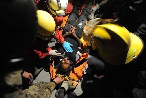 Haitiana &eacute; encontrada com vida nos escombros de uma loja