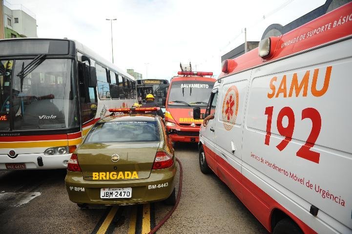 Acidente entre dois &ocirc;nibus na Farrapos deixa nove feridos 