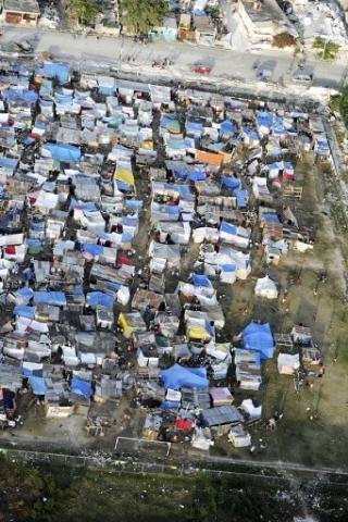 Em Porto Pr&iacute;ncipe, 370 mil vivem em acampamentos improvisados