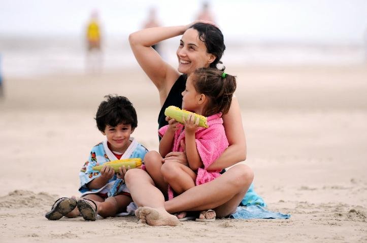 Ao lado dos sobrinhos, a artista pl&aacute;stica Angela Varela, 33 anos, n&atilde;o aguentou ficar muito tempo na praia de Cap&atilde;o da Canoa
