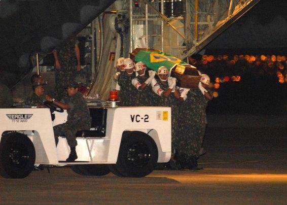Avi&atilde;o da FAB com corpos de militares mortos no Haiti chega a Bras&iacute;lia