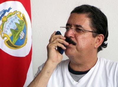 Lobo dar&aacute; passagem livre para Zelaya sair de Honduras