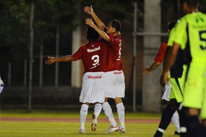 Jogadores do Inter festejam o gol da vit&oacute;ria de 1 a 0 sobre o Porto Alegre