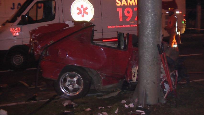 Amiga do grupo que colidiu contra um poste em Porto Alegre afirma que motorista havia bebido 