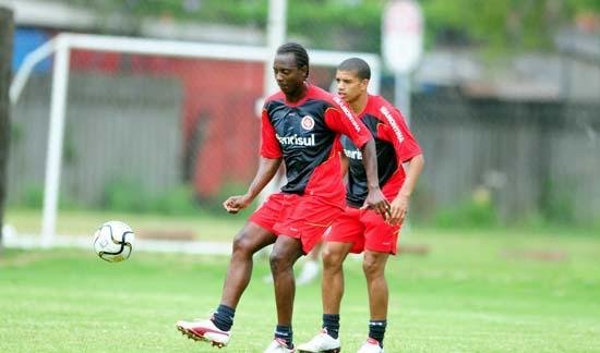 Fossati trabalha bola a&eacute;rea e finaliza&ccedil;&otilde;es