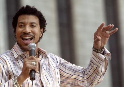 Lionel Richie e Quincy Jones far&atilde;o nova vers&atilde;o de We Are The World