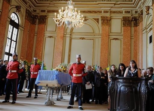 Fam&iacute;lia faz homenagem a diplomata morto no Haiti