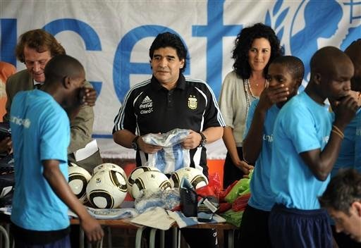 Maradona visitou escola em Soweto, na &Aacute;frica do Sul