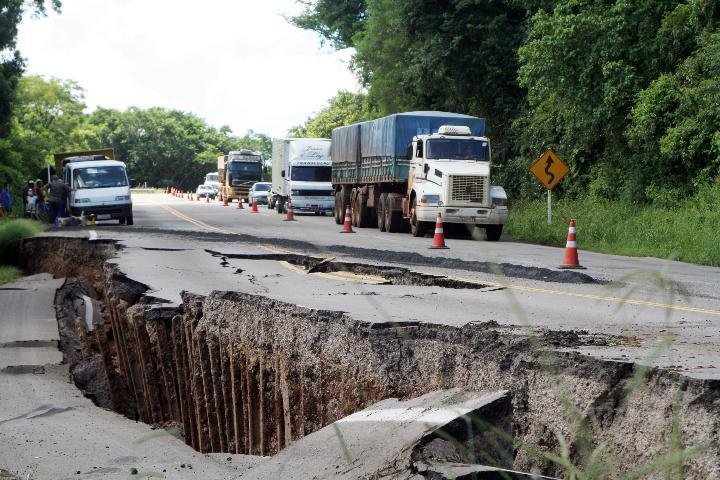 Asfalto cede e abre cratera na BR-158 em Santa Maria