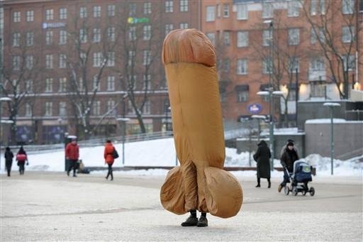 P&ecirc;nis gigante causa espanto em Helsinki, na Finl&acirc;ndia