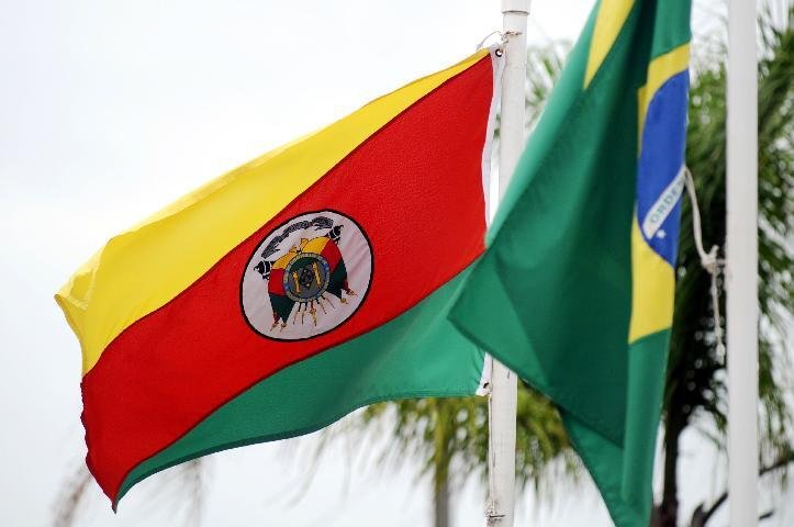 Bandeira do RS foi hasteada de cabe&ccedil;a para baixo em Cap&atilde;o