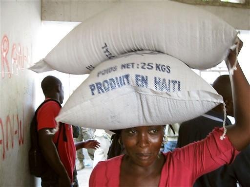 Brasileiros distribuem tr&ecirc;s toneladas de comida e &aacute;gua no Haiti