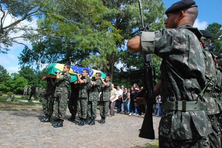 Corpo de militar ga&uacute;cho &eacute; enterrado em Santa Maria