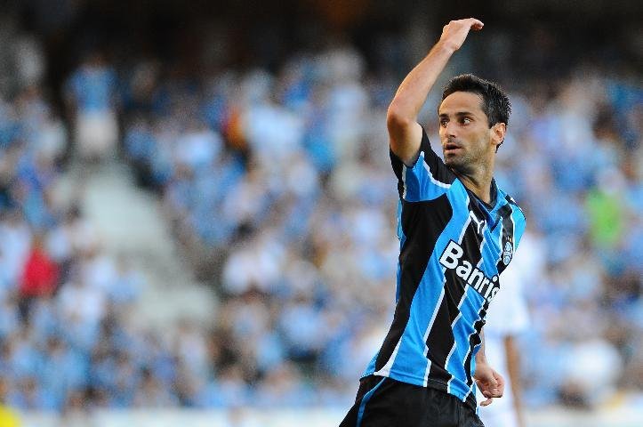 Gr&ecirc;mio ainda aguarda resposta de Jonas