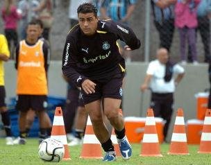 Zagueiro Maur&iacute;cio treinou normalmente e est&aacute; liberado pelos m&eacute;dicos do Gr&ecirc;mio