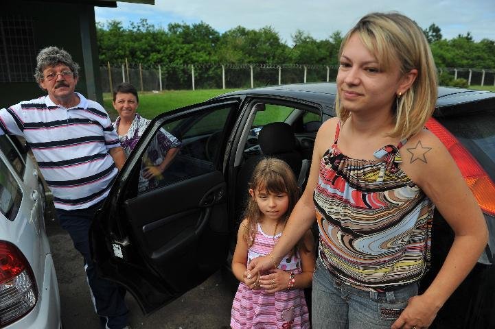 Juliana Moura trouxe a filha para esperar o marido desembarcar