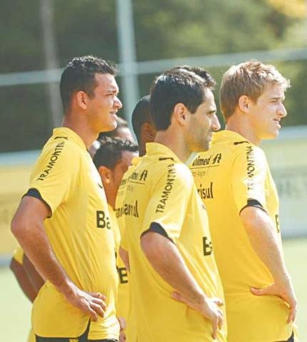 Volante Ad&iacute;lson (D) defende um jogo menos agressivo