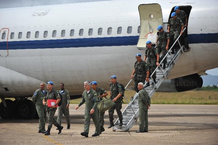 Avi&atilde;o com militares brasileiros pousa em Canoas