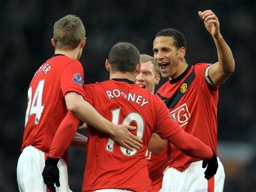 Rooney marca quatro e deixa Manchester na lideran&ccedil;a