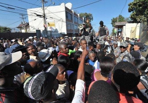 Militares norte-americanos tentam organizar o caos movido pelo desespero e pela fome