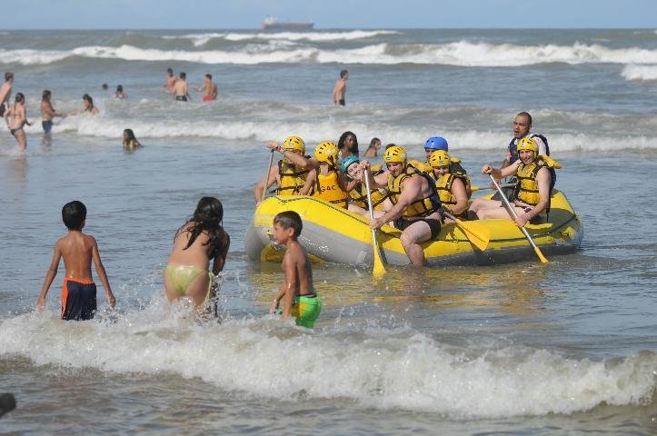 Alguns aproveitaram botes para ficar na &aacute;gua