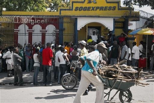 Haitianos fazem fila esperando reabertura de bancos