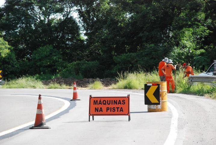 Oper&aacute;rios recuperam cratera na BR-158 