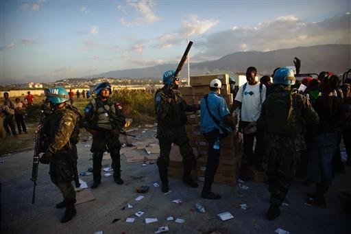Soldados brasileiros atiram para conter tumulto no Haiti