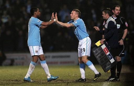 Robinho marca gol na despedida pelo Manchester City
