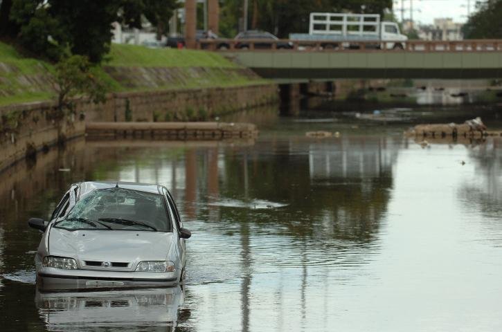 Carro cai no arroio Dil&uacute;vio