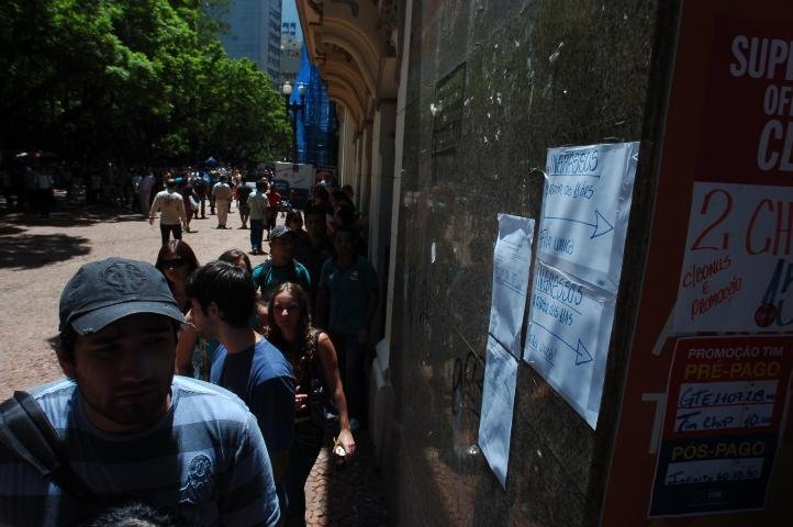 F&atilde;s fazem fila para comprar ingressos do Guns N&acute;Roses