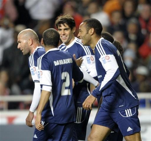Zidane e Kak&aacute; foram atra&ccedil;&atilde;o em amistoso beneficente nesta segunda-feira