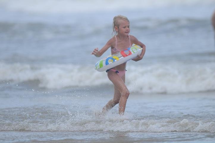 Larissa Ta&iacute;s Blume, de 5 anos, natural de Estrela, se divertiu com sua b&oacute;ia na &aacute;gua