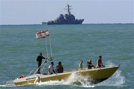Equipes buscam v&iacute;timas e destro&ccedil;os no mar