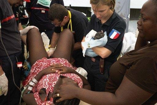 Mulheres d&atilde;o &agrave; luz em meio &agrave; dor no Haiti
