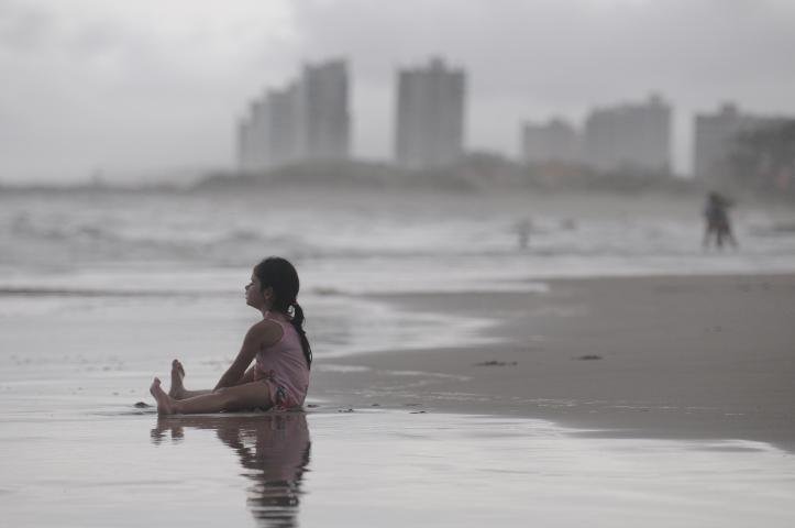 Chuva espanta veranistas da beira-mar em Imb&eacute;