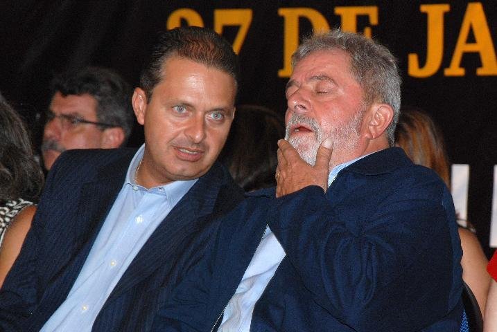 Presidente Lula (d) e o governador de Pernambuco, Eduardo Campos, durante cerim&ocirc;nia que integra o Dia Internacional em Mem&oacute;ria das V&iacute;timas do Holocausto, na Sinagoga Kahal Zur Israel, no Recife