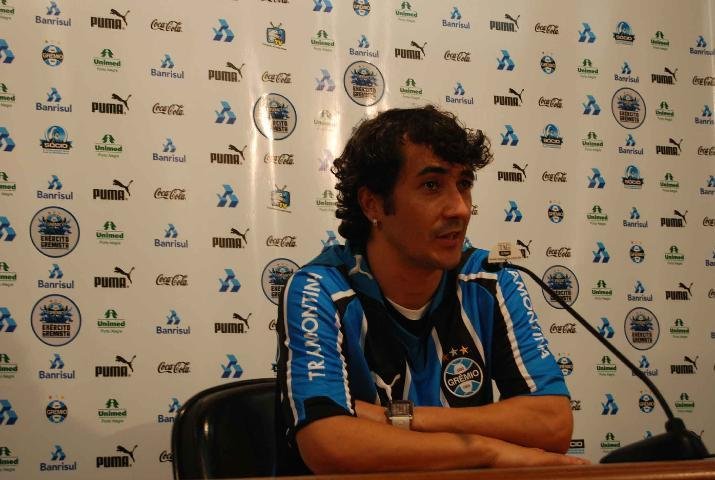 Douglas n&atilde;o poder&aacute; estrear pelo Gr&ecirc;mio em cl&aacute;ssico