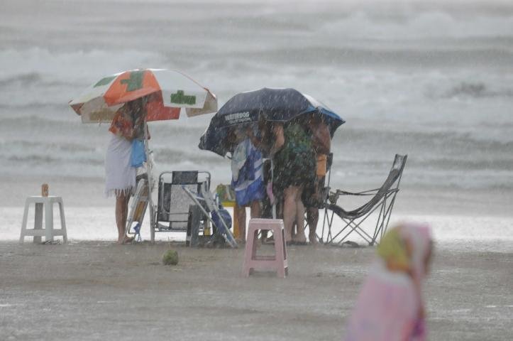 Chuvarada surpreende banhistas em Cap&atilde;o da Canoa