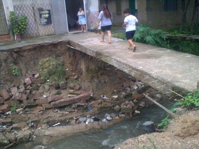 Barranco pode desabar na Vila Augusta, em Viam&atilde;o