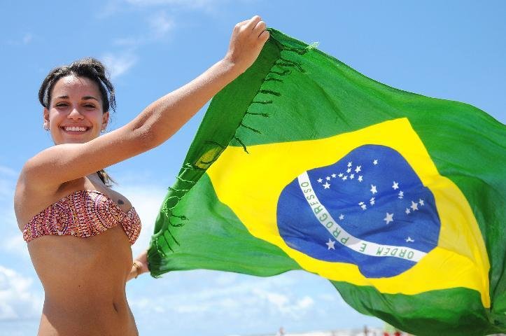 Chap&eacute;us, cangas e sertanejo universit&aacute;rio s&atilde;o os hits da temporada no litoral
