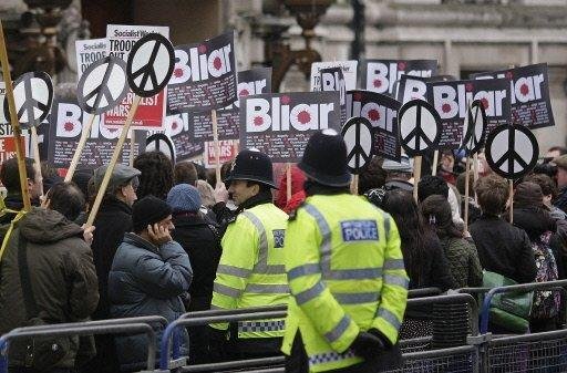 Multid&atilde;o se manifestou contra Blair, ap&oacute;s ele entrar no pr&eacute;dio 