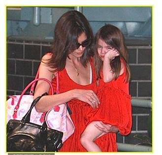 Katie e Suri usam o mesmo vestido