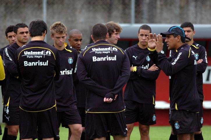 Silas orientou treino diante dos torcedores e da imprensa