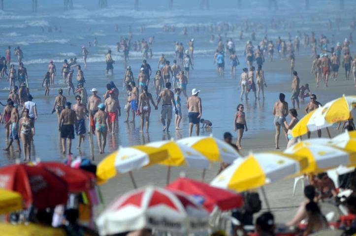 A alta temperatura leva uma multid&atilde;o &agrave; beira-mar de Tramanda&iacute;
