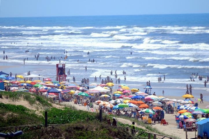 Banhistas comemoram s&aacute;bado de sol no Litoral Norte